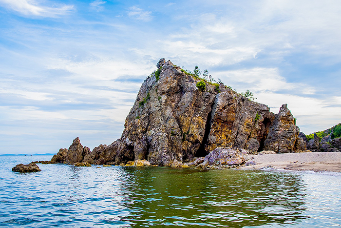 Biển Quỳnh Lưu có kiến tạo địa hình khá đa dạng. Ảnh: Hồ Sỹ Minh